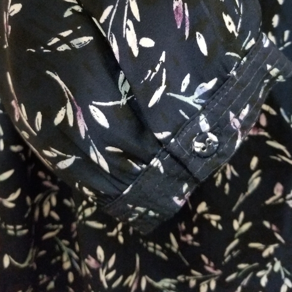 2/$20 Reitman's navy blue floral top EUC - Picture 3 of 4